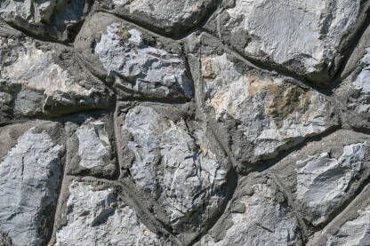 Kameni zid Kamena fasada na kući. Kuća napravljena od kamena. Prirodni materijali za zidanje kuće.