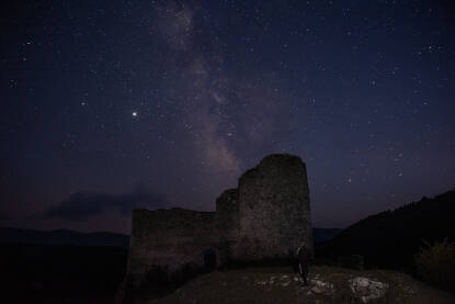 Stari grad Bjelaj i Mlijecni put Stari grad Bjelaj nadomak Bosanskog Petrovca ispod Mliječnog puta, ljeto 2020.