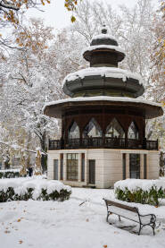 Prepoznatljivi paviljon u parku At Mejdan u Sarajevu, snimljen tokom prvog snijega. Tradicionalna arhitektura i mirna zimska atmosfera.