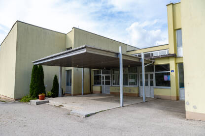 Zgrada Osnovne škole Glamoč Osnovna škola Glamoč - ulaz