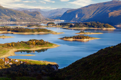 Ramsko jezero akumulacijsko je jezero na rijeci Rami.