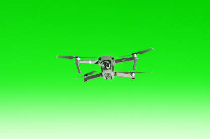 Dron na zelenoj pozadini Dron za snimanje i fotografisanje iz zraka.