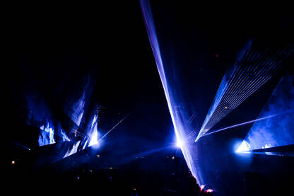 Laserski show. Laserska svjetla na bini tokom koncerta. Višebojni svjetlosni show noću. Apstraktna pozadina. Laserski snop.