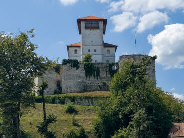 Kula Husein-kapetana Gradaščevića u Gradačcu.
Pogled sa trga.