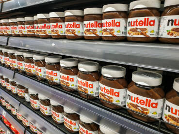 Nutella na policama supermarketa. Nutella na policama supermarketa.