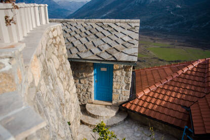 Manastir Zavala Manastir Zavala nalazi se na rubu Popovog polja podno doline Oštrog.