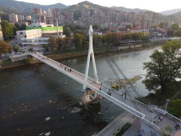 Jalijski pješački most Zenica Pješački most u Zenici, zvaničnog naziva Jalijski most zbog naselja Jalija kojeg povezuje sa Kamberovića poljem.