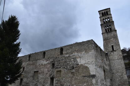 Toranj svetog Luke, Jajce Toranj svetog Luke u Jajcu je srednjovjekovni spomenik, jedna od mnogih turističkih destinacija u ovom gradu. Mjesto na kojem je krunisan posljednji bosanski kralj.