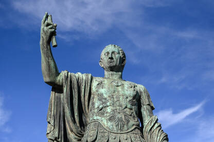 Rim, Italija: Statua Nerve. Bronzani kip cara Nerve ispred Nervinog foruma u Rimu.