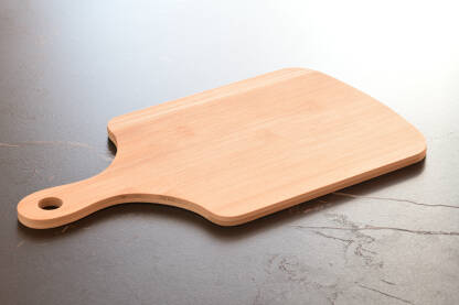 Drvena daska za rezanje i pripremu hrane na stolu pod prirodnim dnevnim svjetlom