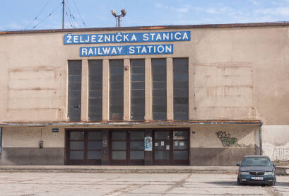 Željeznička stanica Zenica Željeznička stanica Zenica u zapušteno stanju. Voz, vozovi, željeznica, željeznički transport.