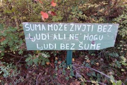 Tabla na trim stazi. Trim staza u prirodi. Tabla na trim stazi. Natpis - Šuma može živjeti bez ljudi ali ne mogu ljudi bez šume