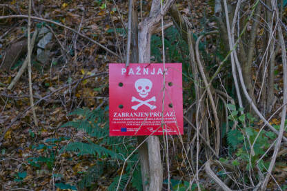 Natpis: Pažnja. Zabranjen prolaz. Opasnost od mina.