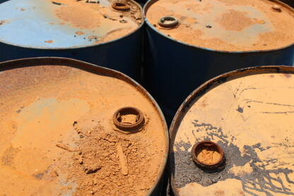 Stara metalna burad. Zahrđala burad. Skladištenje starih buradi.