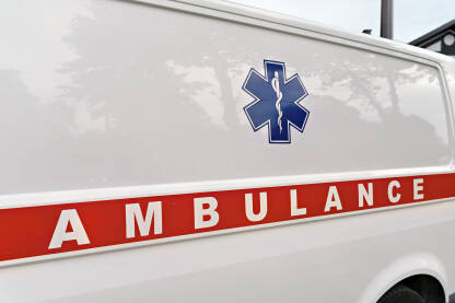 Hitna pomoć Vozilo hitne medicinske pomoći, označeno sa natpisom "Ambulance".