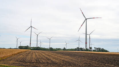 Vjetrenjača u polju, vjetropark Vjetrenjača u polju po oblačnom danu. Proizvodnja električne energije.