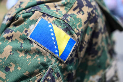 AK1_1855 Oružane snage Bosne i Hercegovine. OSBiH. Zastava na maskirnoj uniformi. Grb na ramenu vojnika tokom službene ceremonije.
