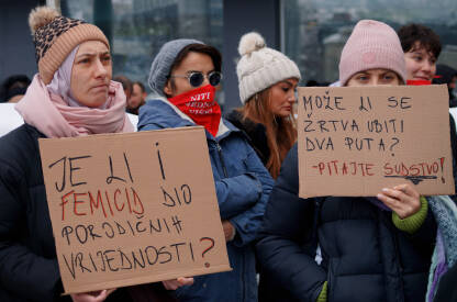 Femicid, natpisi na protestu Protest zbog niskih kazni za ubistvo žene. Femicid je rodno motivisano ubistvo žene.
Fotografija besplatna za medijsku upotrebu, komercijalno korištenje zabranjeno.
Autorka: Alma Hasanović