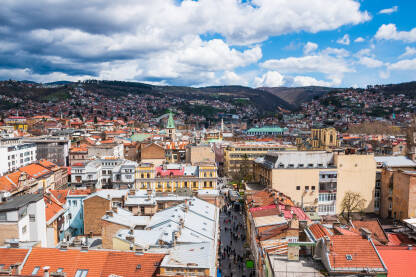 Panorama grada Sarajeva iz vazduha Panorama starog dijela grada Sarajeva, sa pogledom na Ferhadiju, glavnu ulicu koja vodi ka Baščaršiji i starom dijelu grada.