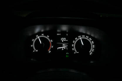 Moderna kontrolna tabla u automobilu noću. Moderna kontrolna tabla u automobilu noću. Osvijetljeni mjerač brzine i broja okretaja. Pogled vozača na instrument tablu u vozilu tokom vožnje.