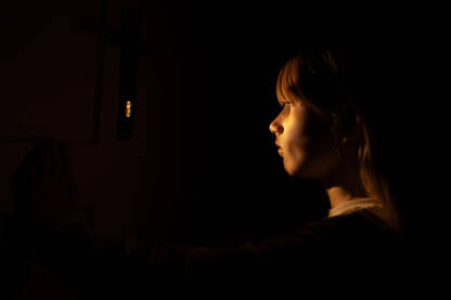 Dijete u tami gleda kroz ključaonicu