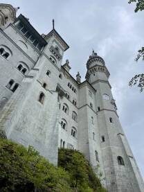 Neuschwanstein dvorac Neuschwanstein (u prijevodu Novi labuđi kamen) je njemački dvorac na jugozapadu Bavarske u regiji Allgäu, koja pokriva dijelom južni dio Bavarske i jugoistočni dio pokrajine Baden-Württemberg.