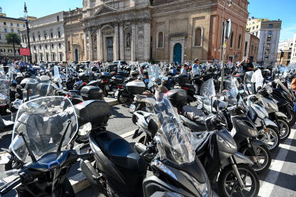 Mnogo motocikala i skutera parkiranih u gradu. Mnogo motocikala i skutera parkiranih u gradu. Parking za motocikle u Italiji.