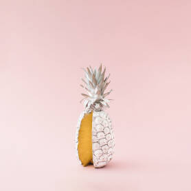 Ananas Svježi ananas obojen u bijelu boju.