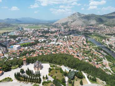 Panorama Trebinja Panorama Trebinja sa Hercegovačkom Gračanicom u prvom planu. Na fotografiji se još vide uže gradsko jezgro, stadion Leotara, Arslanagića most i Popovo Polje u daljini