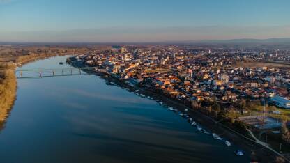 Rijeka Sava Brčko Fotografija snimljena dronom.Rijeka Sava i grad Brčko