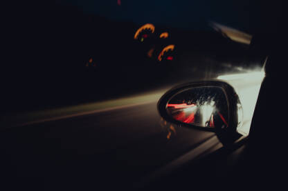 Cesta u retrovizoru Cesta u retrovizoru automobila u pokretu