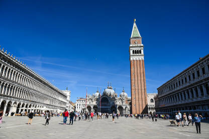 Venecija, Italija Venecija, Italija: Ljudi šetaju glavnim trgom. Trg sv. Marka ili Piazza San Marco. Popularno turističko odredište.
