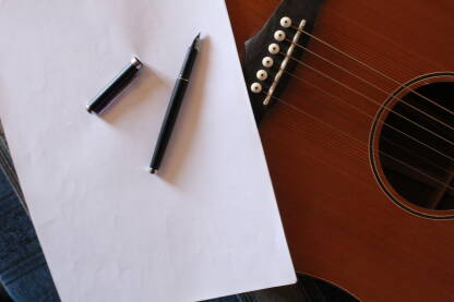 Gitara i papir Gitara,papir i naliv pero