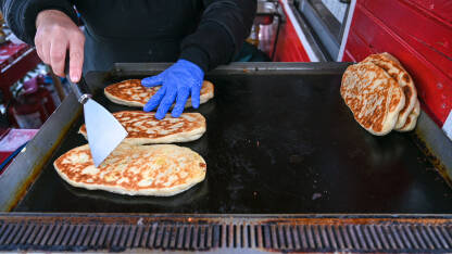 Tradicionalna rumunjska pita. Nekoliko komada tradicionalnog hljeba se peče na ploči za pečenje.