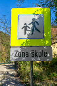 Znak - Zona škole Znak sa natpisom Zona škole. Znak isped osnovne škole.
