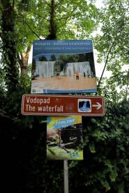 Tabla/putokaz za vodopad i zipline u Jajcu Putokaz za vodopad i aktivnosti (zipline) u parku