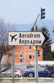 Znak u smjeru Međunarodni aerodrom Sarajevo.