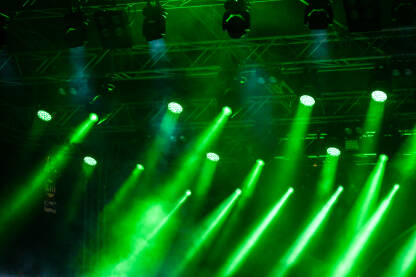 Zelena svjetla i dim na bini tokom muzičkog festivala. Zelena svjetla na bini tokom koncerta. Svjetla i dim na bini tokom muzičkog festivala. Reflektori i svjetla.