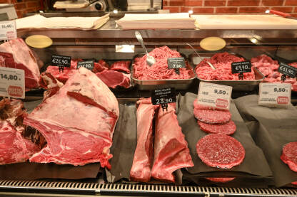 Svježe meso izloženo u trgovini Svježe meso izloženo u trgovini. Sirovo meso za prodaju u hladnjaku u supermarketu. Goveđe meso u mesnici.