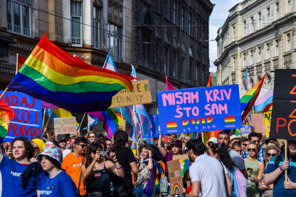 Povorka ponosa 2022 Povorka ponosa u Sarajevu, 2022. godine. Učesnici nose transparente i dugine zastave. Protest za prava LGBTIQ zajednice.
