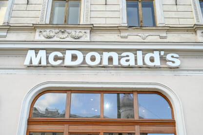 McDonalds McDonalds znak na zgradi. Lanac brze hrane.