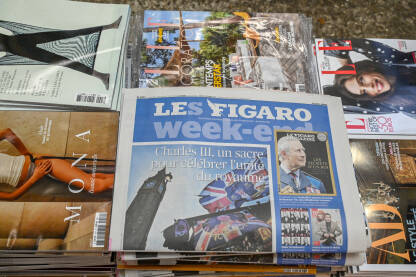 Štampa u Francuskoj, Les Figaro Pariz, Francuska: Dnevne i sedmične novine na kiosku. Časopisi izloženi u radnji, krupni plan. Štampa u Francuskoj.