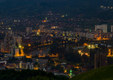 Zenica Noćni pogled na grad Zenicu sa južne strane grada. Arhitektura. Ljetna noć