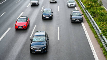 Automobili se kreću autocestom. Vozila na autocesti. Automobili se kreću autocestom tokom gužve. Vozila na autocesti. Kretanje automobila. Saobraćajna gužva. Prevoz.