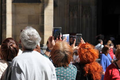 Turisti fotografišu katedralu svetog Vida u Pragu Turisti fotografišu katedralu svetog Vida u Pragu. Katedrala je jedna od najpopularnijih destinacija u sklopu kompleksa Praški zamak.