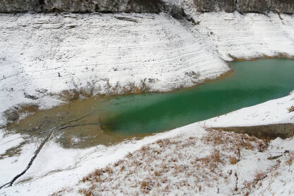 Jablaničko jezero, u zimskom periodu, nakon sušnih perioda bez kiše.