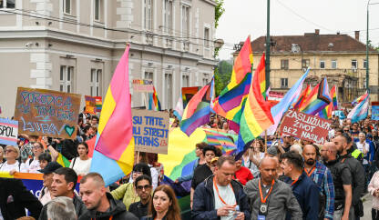Ljudi nose zastave i transparente na Bh. povorci ponosa Sarajevo, Bosna i Hercegovina, 24. juna 2023.: Povorka ponosa na ulicama glavnog grada BiH. Protestna šetnja. LGBTIQ Pride.