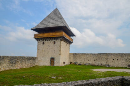 Stari grad Ključ, BiH Stari grad Ključ, BiH. Srednjovjekovna utvrda. Kameni zidovi i kule na starom dvorcu.