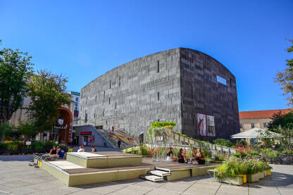 Beč, Austrija: Mumok - Muzej moderne umjetnosti. Beč, Austrija: Mumok - Muzej moderne umjetnosti u Museumsquartieru. Muzej posjeduje zbirku od 10.000 djela moderne i savremene umjetnosti.