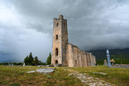 Ruševine stare crkve, Cetina, Hrvatska. Ruševine stare crkve sa dramatičnim kišnim oblacima u pozadini. Cetina, Hrvatska.